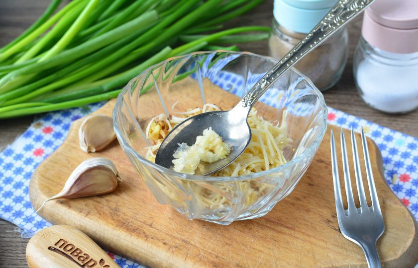 1. Этап. Яйца фаршированные орехами: Выдавите через пресс чеснок.