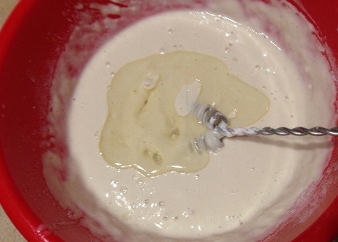 1. Этап. ПП-блины: Добавляем растительное масло, перемешиваем. Тесто готово. Можно дать ему постоять минут 15-20.