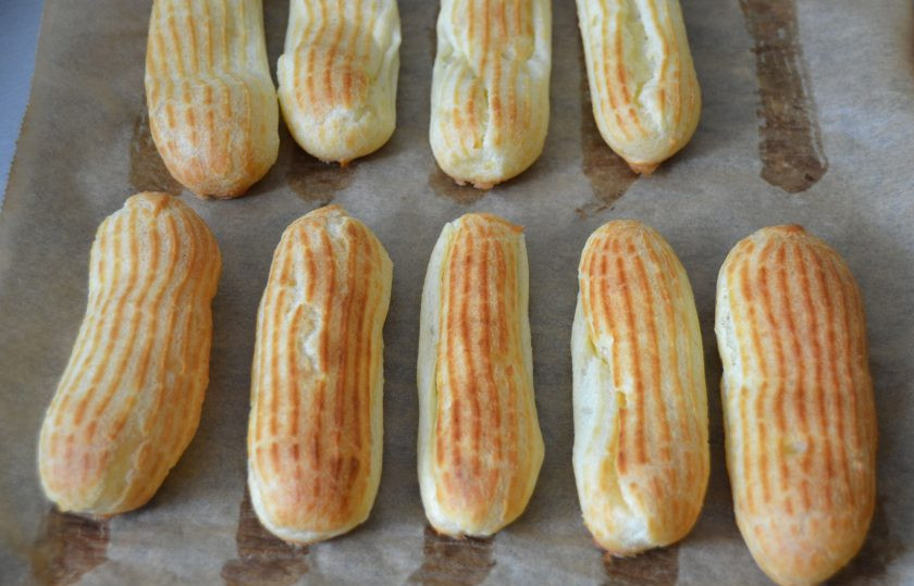 1. Этап. Лимонные эклеры: Выпекайте эклеры при температуре 180 градусов 20 минут. После того, как эклеры испеклись, не вынимайте их из духовки сразу же. Просто выключите духовку и дайте им провести в ней еще 10-15 минут, чтобы они при изменении температуры не осели.