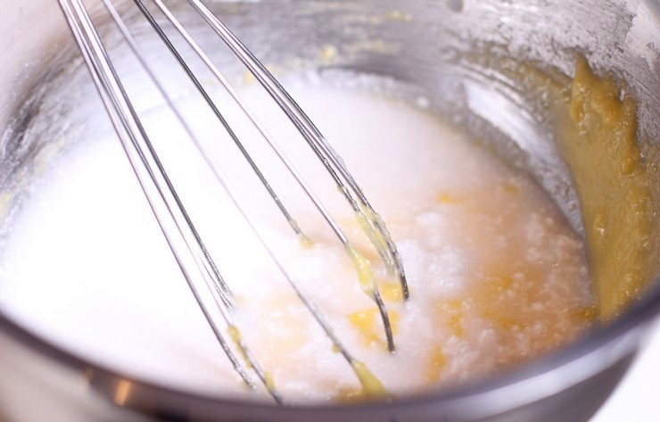 1. Этап. Пасха творожная с кокосовым молоком: Теперь перемешиваем все ингредиенты и ставим смесь на водяную баню.