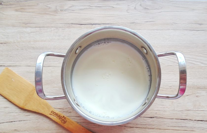1. Этап. Песочный пирог с яблоками и заварным кремом: Сначала приготовьте заварной крем. В кастрюлю с толстым дном налейте молоко и поставьте на плиту.