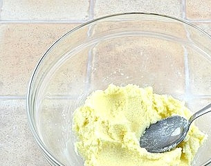 1. Этап. Творожный пирог с персиками: Для начала разотрем с сахаром сливочное масло.