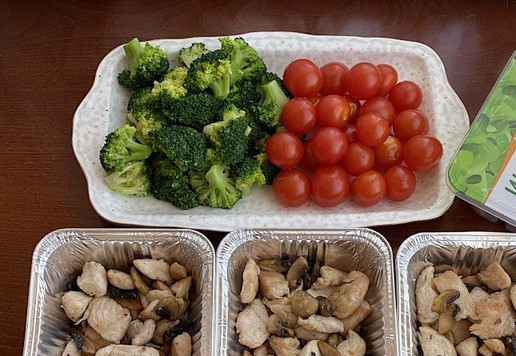 1. Этап. Запеканка с брокколи и индейкой: Смешайте обжаренную индейку и грибы, посолите и поперчите по вкусу и разложите по порционным формам для запекания. ( можно так же приготовить в одной большой форме)