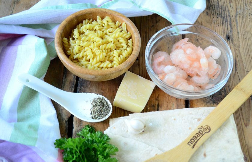 1. Этап. Паста с креветками в лаваше: Подготовьте все необходимые ингредиенты. Если у вас нет бульона, то можно использовать воду, но вкус будет отличаться.