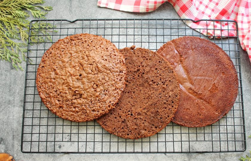 1. Этап. Торт Белые ночи: Дайте бисквиту постоять 5 минут, достаньте бисквит и остудите на решетке. Готовый бисквит разрежьте на три ровные части.