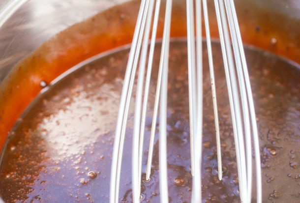 1. Этап. Домашняя карамель из сахара: 3. Ее нужно уварить до коричневого цвета и загустения, при этом не забывать постоянно помешивать.