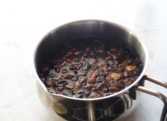 1. Этап. Овощи с грибами в горшочках: 2. Сушеные шампиньоны выкладываем в миску и заливаем горячей водой. Отмачиваем в течение получаса.