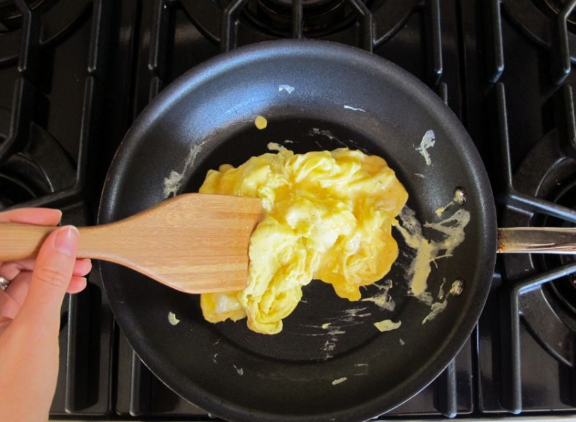 1. Этап. Простая яичница болтунья: Несколько минут и готово!