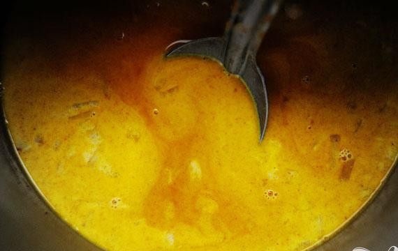 1. Этап. Индийский куриный суп: 3. Влить куриный бульон. Перемешать, варить в течение пяти минут. Добавить молоко со сливками, 2 чайные ложки соли, перец и сахар, затем варить еще 5 минут.