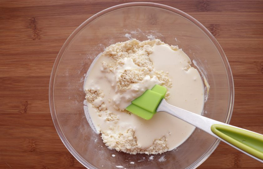 1. Этап. Рогалики с изюмом: Добавьте эту смесь в муку и замесите тесто.