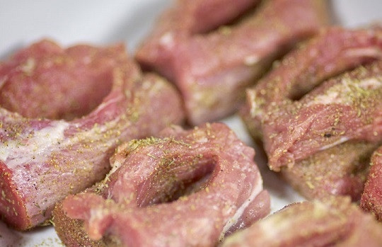 1. Этап. Мясные кармашки с ананасами: 3. Мясо посолите и натрите специями со всех сторон. Выложите его в жаропрочную форму.