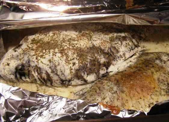 1. Этап. Карась в сметане: По истечению получаса снимаем верхний лист фольги и запекаем еще 10 минут при той же температуре.