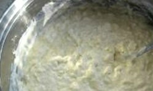 1. Этап. Оладьи на кефире и молоке: Смешиваем ингредиенты. При смешивании лучше пользоваться ложкой, а не миксером. Проверено опытом, что оладьи получаются вкуснее, если тесто тщательно вымешивать самой обычной ложкой.