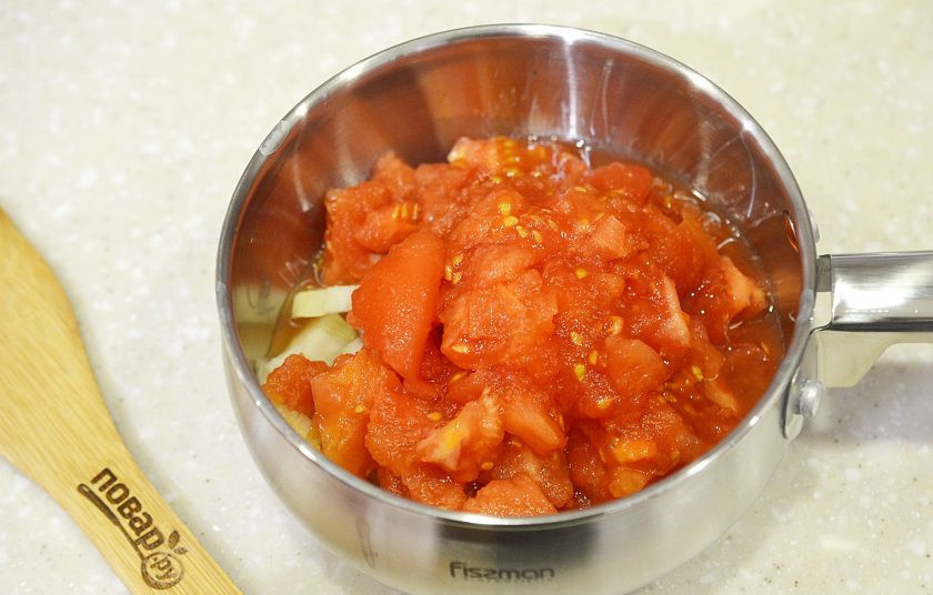 1. Этап. Домашний томатный соус на зиму: 4. В сотейнике тушите лук, чеснок и помидоры, пока масса не уменьшится вдвое.