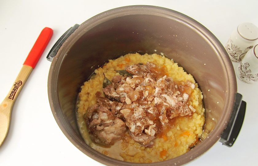 1. Этап. Гороховая каша с тушенкой в мультиварке: Тушенку откройте и добавьте ее к готовой гороховой каше.