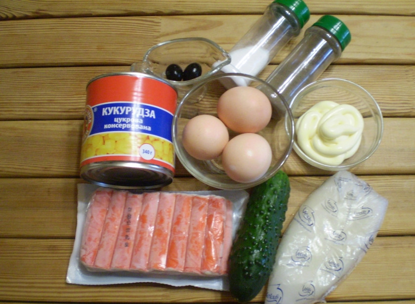 1. Этап. Салат Обезьянка с кальмарами: Подготовьте продукты для салата. Яйца отварите.