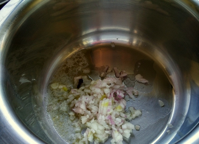 1. Этап. Тост со шпинатом: 2. На среднем огне обжарьте измельченный лук и гвоздику. Жарьте лук до полупрозрачности.