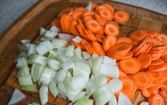 1. Этап. Запеченное мясо с картошкой: 5. Измельчите лук, морковь и чеснок. На сковороде разогрейте растительное масло.