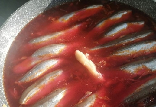 1. Этап. Борщ с фасолью и мойвой: Слить жидкость из фасоли, саму фасоль промыть в воде. Положить фасоль в кастрюлю. Затем свеклу и в последнюю очередь рыбу. Увеличить t, довести до кипения, уменьшить t и варить до готовности мойвы.