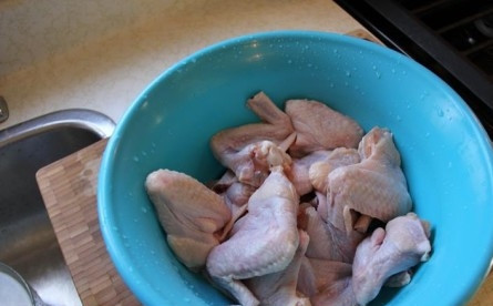 1. Этап. Крылышки во фритюре: 1. Первым делом вымойте крылышки, обсушите и выложите в глубокую мисочку.