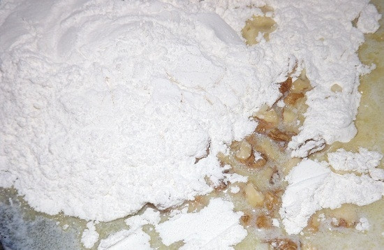 1. Этап. Мучная халва: 3. К растопленному маслу добавляю пшеничную муку, очищенные и мелко порезанные грецкие орехи.