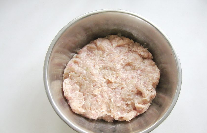 1. Этап. Котлеты из свинины с сыром и укропом: Мякоть свинины помойте. Лук репчатый и чеснок очистите, помойте. Белый батон замочите в холодной воде и через 7-10 минут отожмите. Пропустите через мясорубку свинину, лук, чеснок и батон. Посолите и тщательно перемешайте фарш.