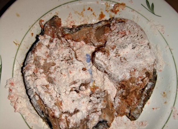 1. Этап. Стейк голубой акулы: Стейки хорошенько обваляйте в мучной смеси.