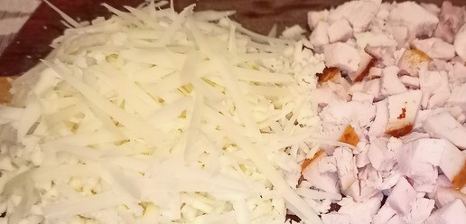 1. Этап. Безглютеновый закусочный кекс: В это время можно мелко нарезать ветчину и натереть сыр.