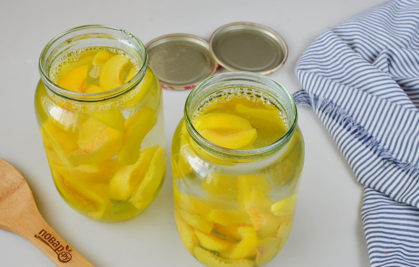 1. Этап. Компот из персиков: Залейте крутым кипятком банки. Прикройте крышками и оставьте на 20 минут.