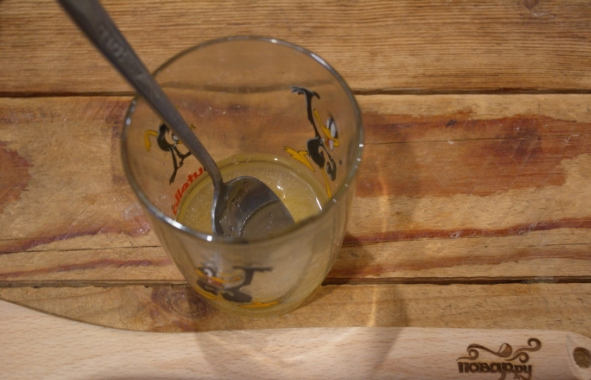 1. Этап. Холодец из индейки: 5. Чтоб бульон был более чистый, можно взбить сырой яичный белок и влить его в бульон. Желток свернется, собрав на себя все лишнее, и очистит ваш бульон. Процедите через мелкое сито. В остывшем бульоне (тот, что мы отбирали отдельно) разведите желатин. Дайте ему набухнуть. Верните его в процеженный основной бульон и доведите до кипения, но не давайте закипеть. Выключайте.