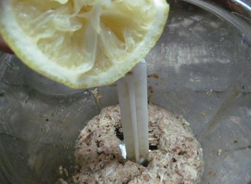 1. Этап. Рийет из свинины: Я перебила до однородной массы в измельчителе. Вы же можете разобрать мясо на мелкие кусочки. В готовый паштет выдавите сок лимона.