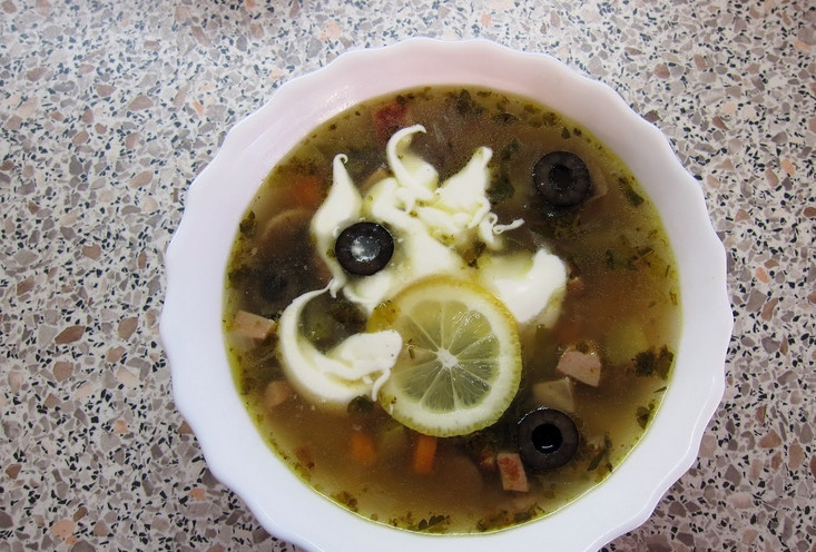 1. Этап. Солянка с маслинами и лимоном: Готовая солянка подается к столу со сметаной, маслинами и ломтиками лимона. Приятного аппетита!