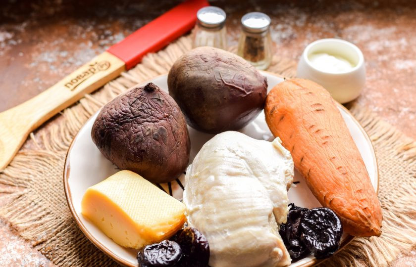 1. Этап. Салат Чингисхан со свеклой: Подготовьте ингредиенты. Свеклу и морковь отварите заранее до готовности.