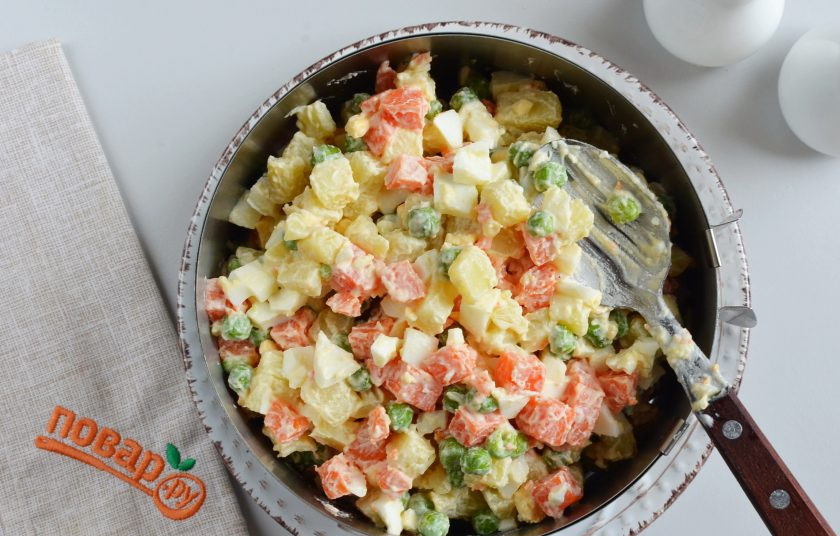 1. Этап. Слоеный салат из курицы: Далее выкладывайте весь салат.