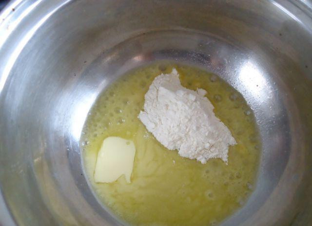 1. Этап. Жареная семга: В кастрюльке растапливаем сливочное масло, кладем в него муку, слегка обжариваем.