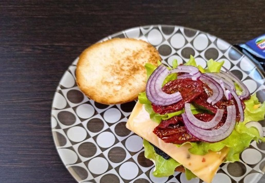 1. Этап. Бургер с запечёнными лесными грибами: ... затем положить несколько вяленых томатов, с которых необходимо снять шкурку. И пару колечек красного лука.