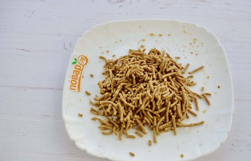 1. Этап. Халва: 4. Перекрутите семечки на мясорубке через мелкую сетку 2 раза.