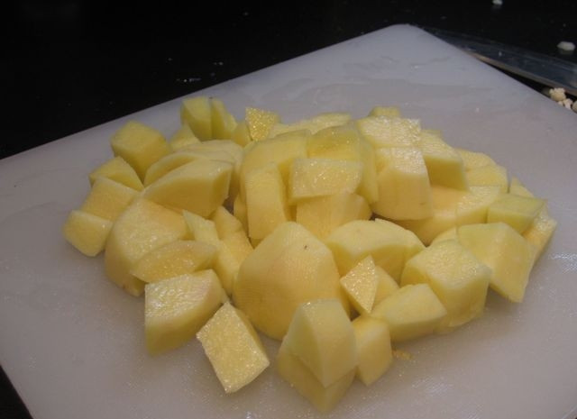 1. Этап. Суп-пюре из белых грибов: Пока суп булькает на плите, очистим и нарежем небольшими кубиками картофель.