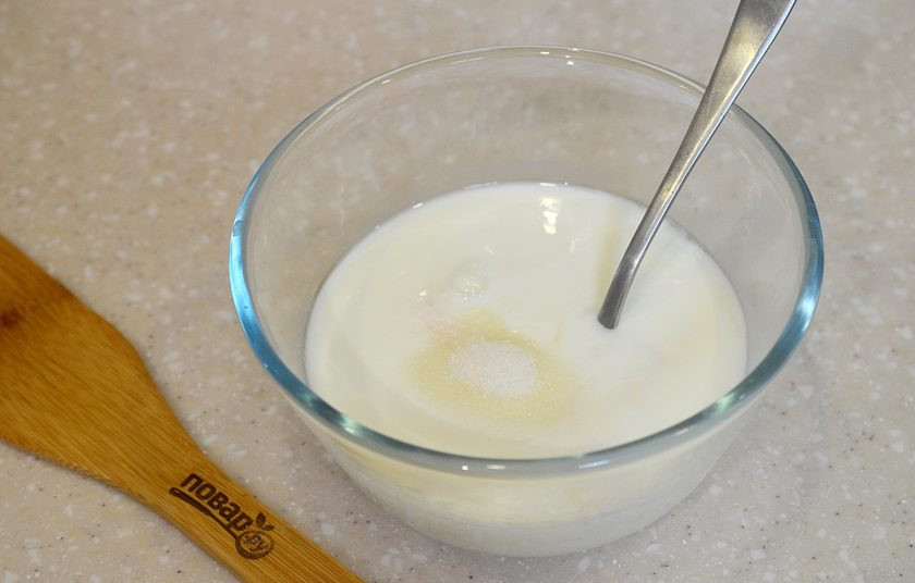 1. Этап. Оладьи с припеком: 2. Добавить соду, соль и сахар. Перемешайте.