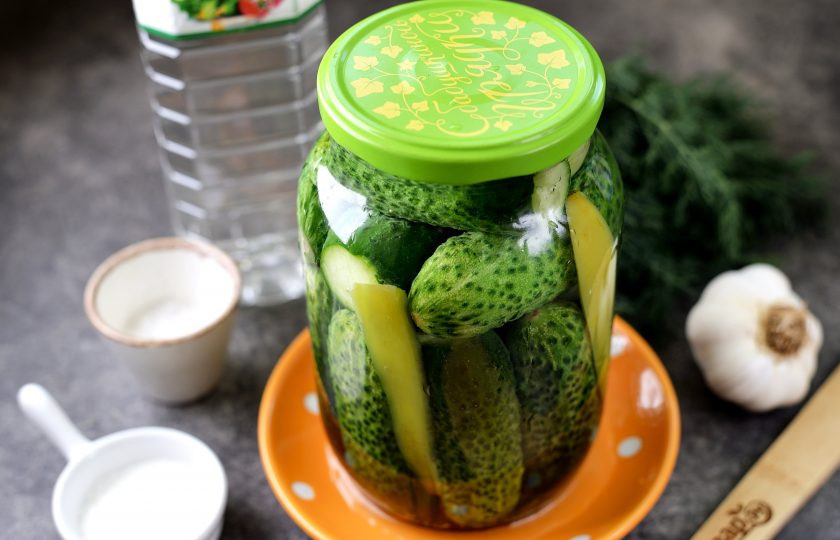 1. Этап. Огурцы маринованные Любимые: Вскипятите в чайнике воду, залейте кипяток в банку так, чтобы он переливался через край. Прикройте банку крышкой и оставьте минут на 10.