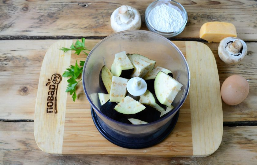 1. Этап. Котлеты из баклажанов с грибами: Баклажан порежьте на произвольные куски и сложите в чашу измельчителя. На средних оборотах измельчите баклажан до состояния пюре.