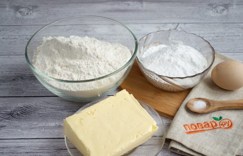 1. Этап. Домашнее масляное печенье: Подготовьте необходимые ингредиенты. Масло заранее достаньте из холодильника, чтобы оно было хорошо размягченным.