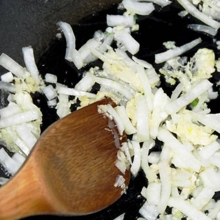 1. Этап. Рис с ананасом: Произвольно нарезаем лук-шалот, чеснок и перец чили. Обжариваем в масле примерно 1 минуту на быстром огне.