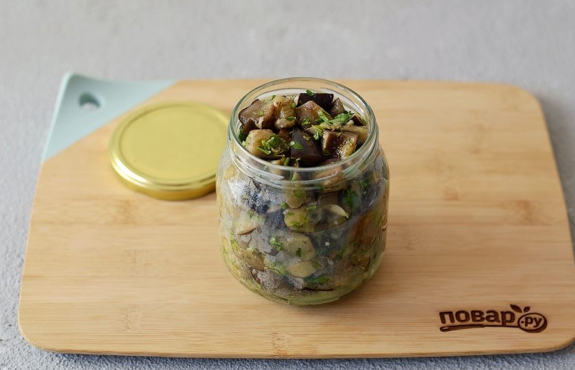 1. Этап. Соленые баклажаны на зиму: Переложите баклажаны в чистую, заранее стерилизованную банку.