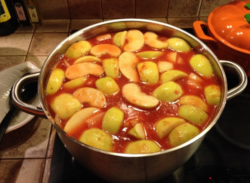 1. Этап. Маринованные грузди в томате: 3. Яблоки очищаем от сердцевинок, режем кусочками. Перцы можно резать произвольно. Кипятим сначала томатное пюре, а как забулькает - на маленьком огне кипятим уже вместе с яблоками.