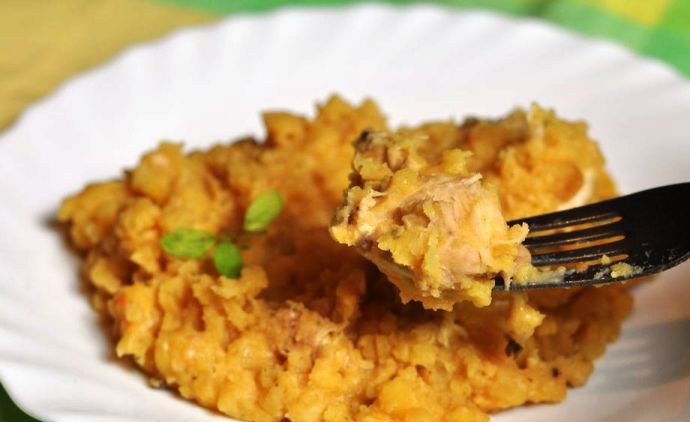 1. Этап. Горох с мясом в мультиварке: Закройте крышку и тушите 50 минут. По истечению времени перемешайте кашу в мультиварке, разложите по порциям и подайте на стол.