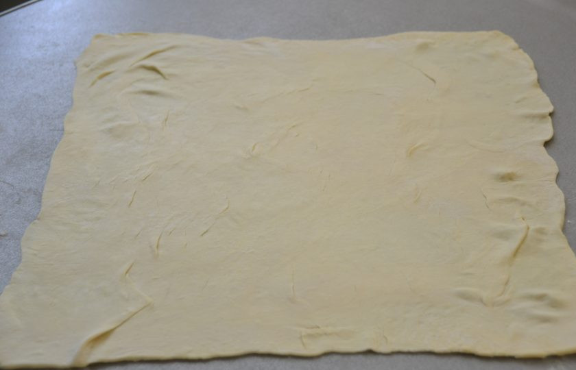 1. Этап. Ленивый яблочный штрудель: Раскатайте тесто в тонкий пласт.