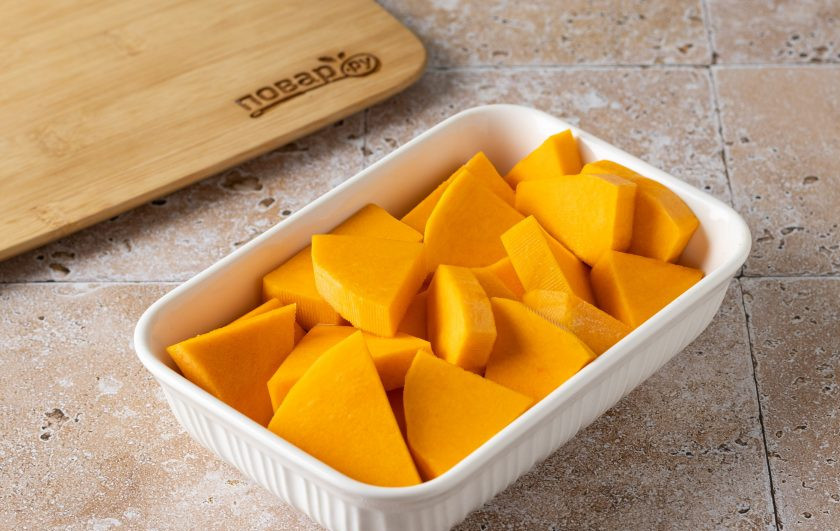 1. Этап. Тыква запеченная Оранжевое солнце: Переложите тыкву в форму для запекания. Добавьте пару столовых ложек воды.