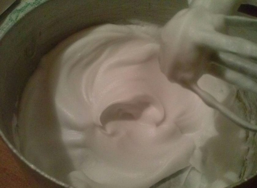 1. Этап. Большой бисквитный торт с безе: 10. Взбиваем холодные белки до густой пены. Когда сироп будет готов - тонкой струей вливайте его в белки и не переставайте взбивать.