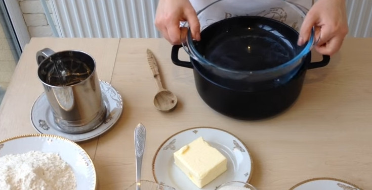 1. Этап. Торт Медовик (Рыжик): 1. Берете 2 кастрюли, в одну набираете воду, а вторую ставите внутрь, тут важно, чтобы дно второй не касалось воды.